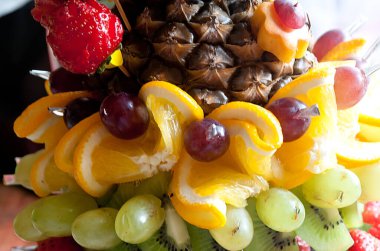 Festival masası için meyve dilimleme