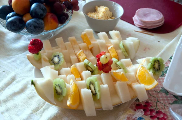 Corte Frutas Para Uma Mesa Festiva — Fotografia de Stock