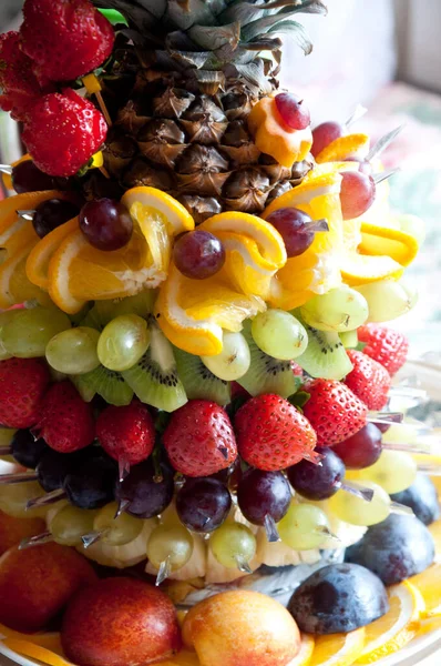 Corte Frutas Para Uma Mesa Festiva — Fotografia de Stock