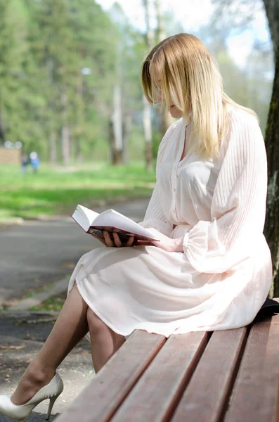 Νεαρή Κοπέλα Στο Πάρκο Ένα Βιβλίο — Φωτογραφία Αρχείου