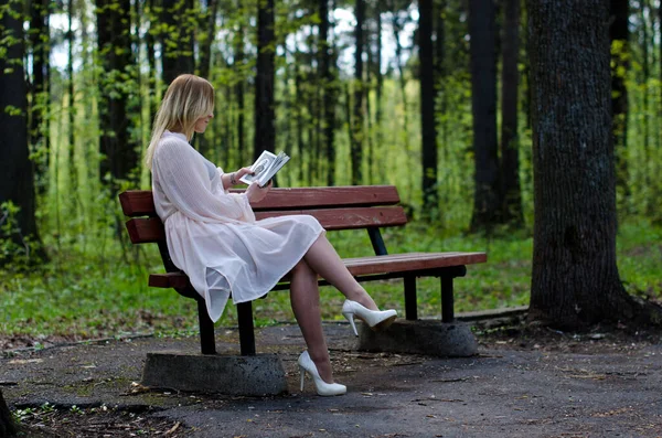 Chica Joven Parque Con Libro — Foto de Stock