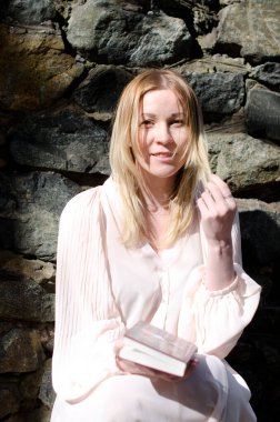 Parktaki genç kız elinde bir kitapla