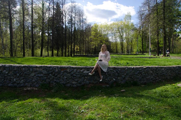 Jeune Fille Dans Parc Avec Livre — Photo