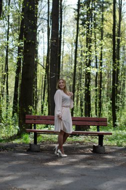 Parktaki genç kız elinde bir kitapla