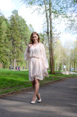 Parktaki genç kız elinde bir kitapla