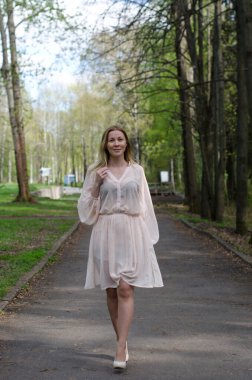 Parktaki genç kız elinde bir kitapla