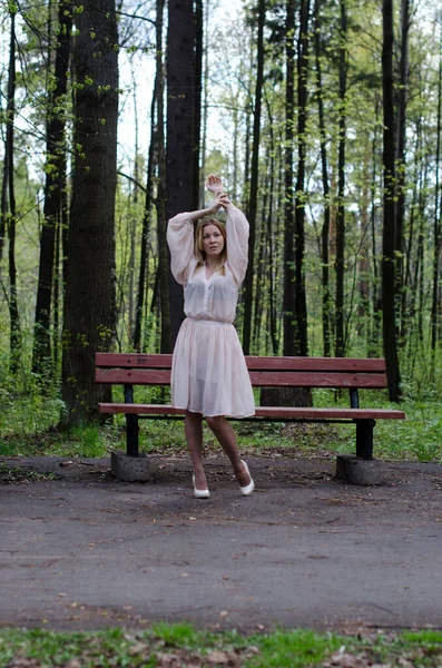 Junges Mädchen Park Mit Einem Buch — Stockfoto