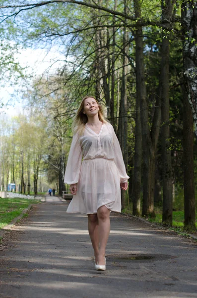 Giovane Ragazza Nel Parco Con Libro — Foto Stock