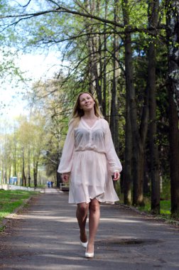 Parktaki genç kız elinde bir kitapla