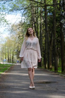 Parktaki genç kız elinde bir kitapla