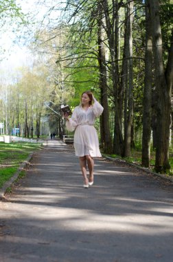 Parktaki genç kız elinde bir kitapla