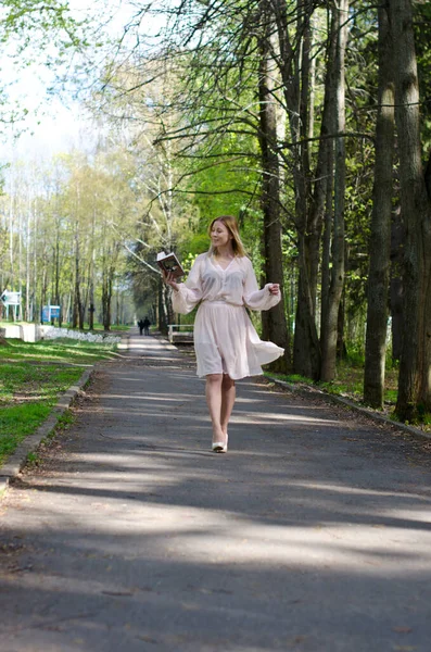 Jong Meisje Het Park Met Een Boek — Stockfoto