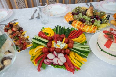 Yemeklerden yapılmış güzel masa süslemeleri. 