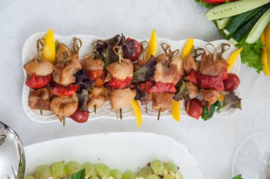 Yemeklerden yapılmış güzel masa süslemeleri. 