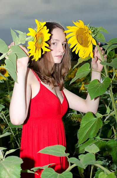 Mädchen und Sonnenblume — Stockfoto