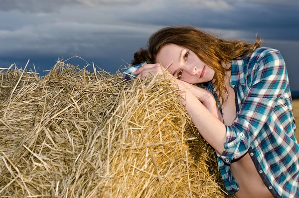 少女とを干し草の山 — ストック写真