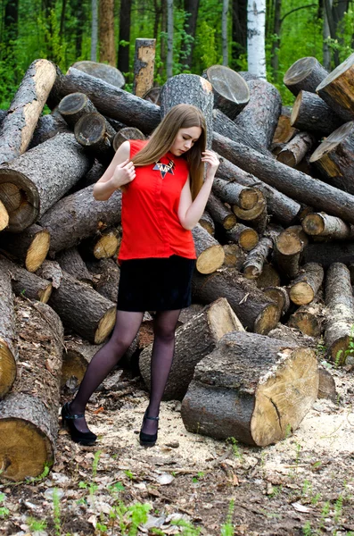 Mädchen und Baumstämme — Stockfoto