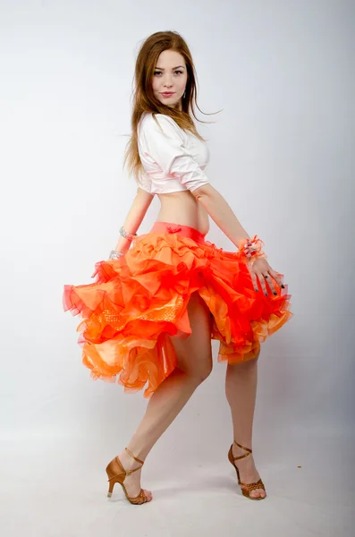 Das Mädchen, das im Studio tanzt — Stockfoto