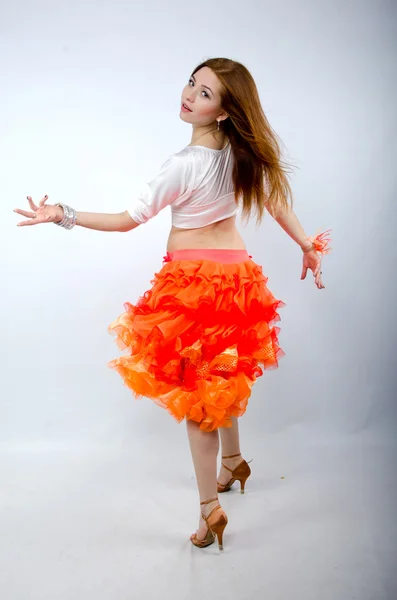 スタジオで踊っている少女 — ストック写真