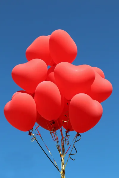 Kırmızı kalp balonlar gökyüzünde uçan