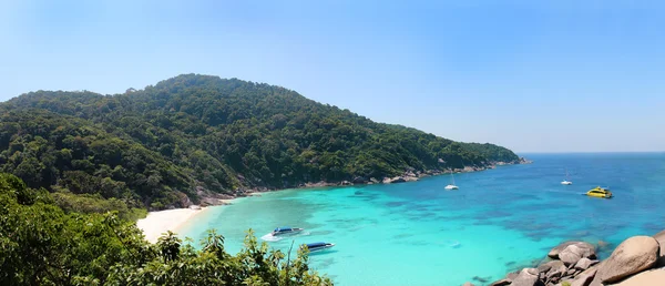Similan Adaları - büyük panoramik sahil ve yelken Rock deniz, Similan Adaları Milli Parkı, Andaman Denizi, Tayland
