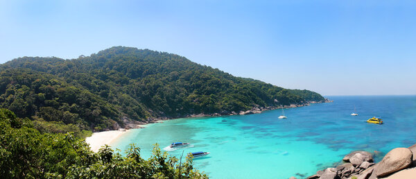 Острова Симилан - Огромный панорамный вид на побережье и скалу Саил с моря, Национальный парк островов Симилан, Андаманское море, Таиланд
