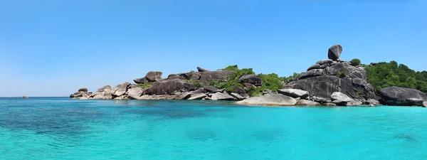 Similan Adaları - büyük panoramik sahil ve yelken Rock deniz, Similan Adaları Milli Parkı, Andaman Denizi, Tayland