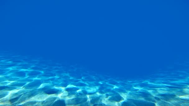 Odrazy slunečního světla pod vodou — Stock video