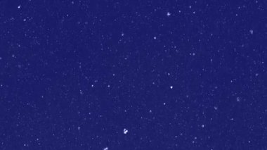 Karanlık gökyüzünde kar beyaz