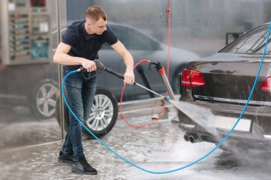 İşçi temizleme aracı yüksek basınçlı su kullanıyor