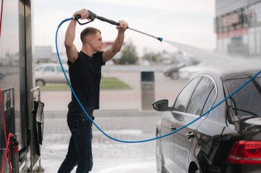 İşçi temizleme aracı yüksek basınçlı su kullanıyor