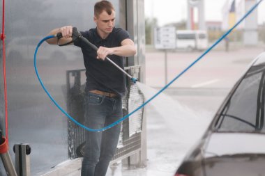 İşçi temizleme aracı yüksek basınçlı su kullanıyor