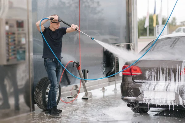 İşçi temizleme aracı yüksek basınçlı su kullanıyor — Stok fotoğraf