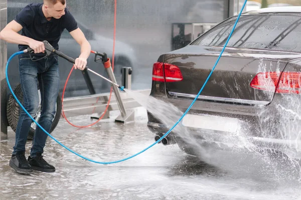 İşçi temizleme aracı yüksek basınçlı su kullanıyor — Stok fotoğraf