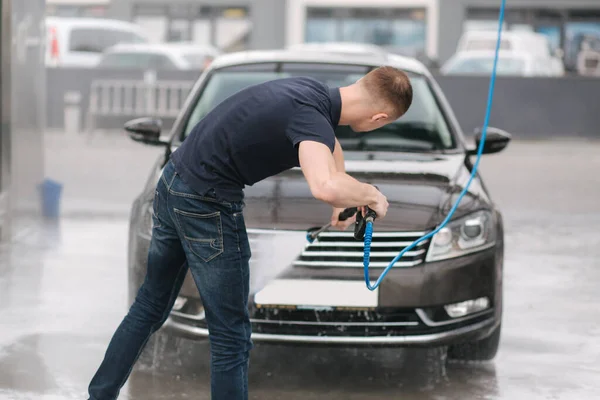 Trabajador coche de limpieza utilizando agua de alta presión — Foto de Stock
