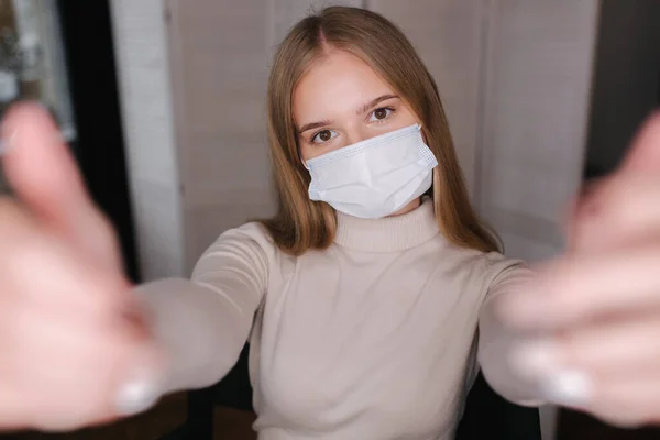 Mooie blonde haarvrouw die selfie maakt in een medisch masker. vrouw in schoonheid studio — Stockfoto