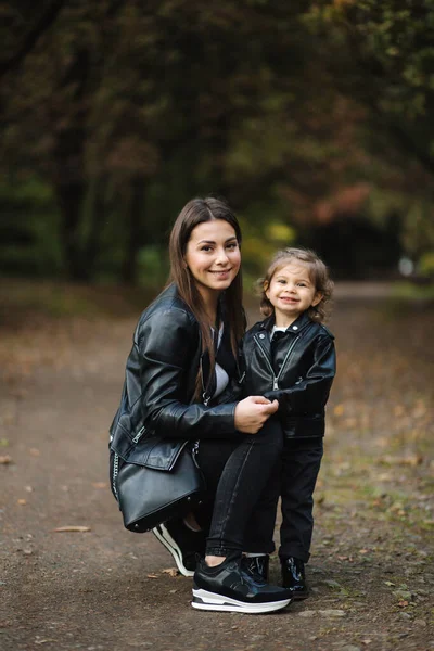 Fetiţa merge cu mama ei în pădure. Mama cu fiica ei în jachete de piele — Fotografie, imagine de stoc