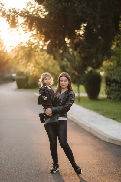 Mama merge cu fiica ei în parcul de autunm — Fotografie, imagine de stoc