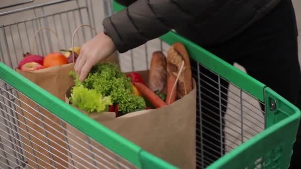 Potraviny ze supermarketu ve venkovním vozíku. Dodávka jídla během karantény. Cruft papírové eko tašky na nákupy. Čerstvé ovoce a zelenina, vegan
