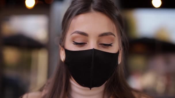 Közelkép egy nőről, aki arcmaszkot húzott le a szabadban — Stock videók