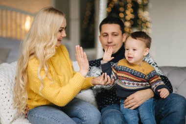 Baba, anne ve oğlunun Noel ağacının yakınındaki bir arabada otururken portresi, hepsi gülümsüyor. Noel ailesi. Mutluluk