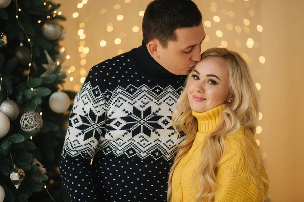 Retrato de marido feliz com seus abraços adoráveis esposa em casa durante as férias de Natal — Fotografia de Stock