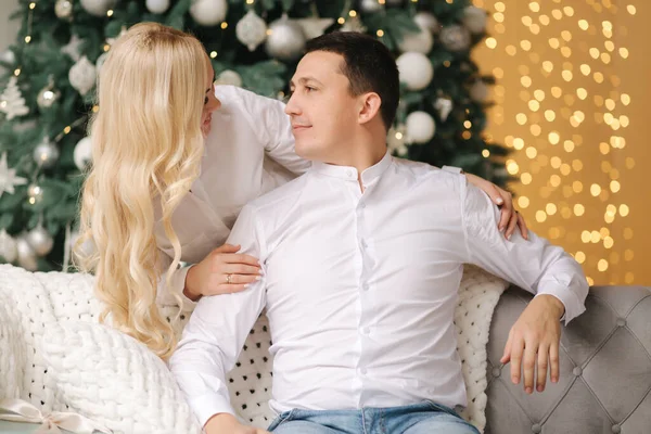 Портрет счастливого мужа с его прекрасной женой обнимает дома во время рождественских каникул — стоковое фото