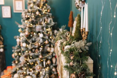 Noel ağacıyla süslenmiş ve altında hediyeler olan güzel bir holdiay odası. Dekorun farklı unsurları