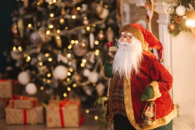 Büyük Noel Baba oyuncağı dekore edilmiş odanın önünde. Noel havası. Yeni yıl konsepti