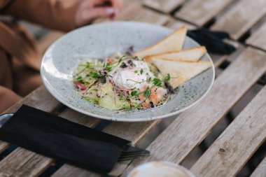 Terastaki kafede karidesli taze vejetaryen salatasını kapat.