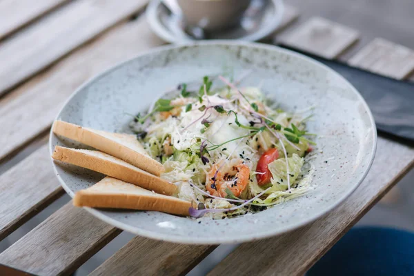 Primer plano de ensalada vegana fresca con camarones al aire libre en la cafetería en la terraza —  Fotos de Stock