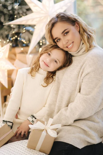Πορτρέτο μαμάς και κόρης τα Χριστούγεννα. Ευτυχισμένη οικογένεια πέρασε χρόνο μαζί κατά τη διάρκεια των διακοπών — Φωτογραφία Αρχείου
