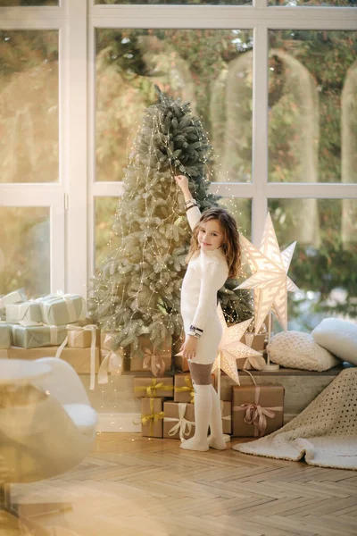 Visszapillantás a kislányra, aki kidöntötte a karácsonyfát. A nagy ablakok háttere — Stock Fotó