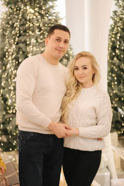 Портрет мужчины и женщины на отдыхе. Красивый мужчина со своей красивой женой в украшенной комнате. Рождественское настроение — стоковое фото